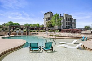 Outdoor pool - Modern 2-Bedroom apartment Near Downtown & Airport. Access to Pool + Gym (Austin)