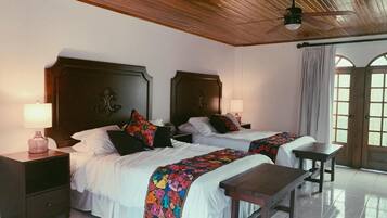 Quarto quádruplo, sacada, vista para o jardim | Wi-Fi de cortesia