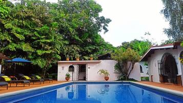 Una piscina al aire libre