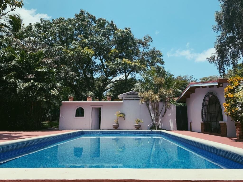 Una piscina al aire libre