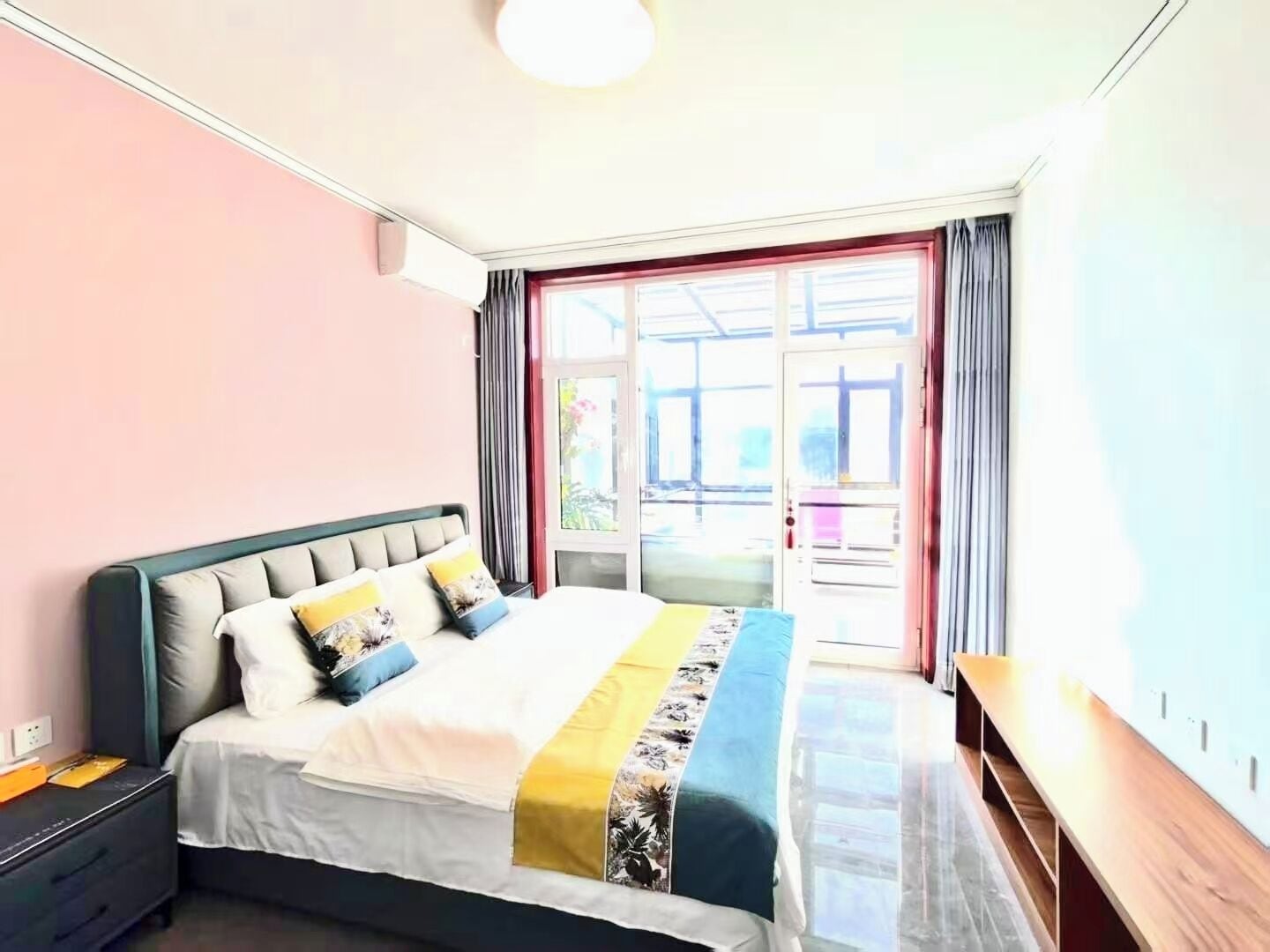 Phòng tiện nghi đơn giản, quang cảnh sân vườn | Trang bị nội thất với thiết kế riêng biệt 