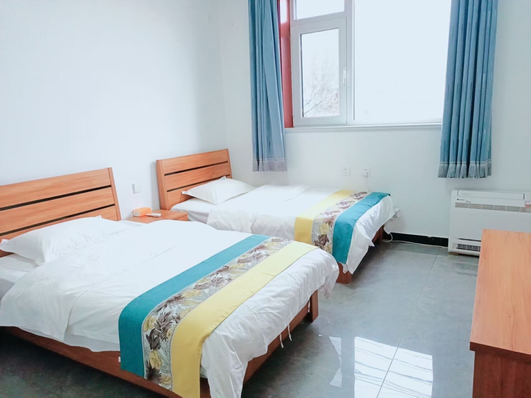 Habitación estándar con 2 camas individuales | Muebles diferentes y wifi gratis 