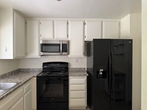 Mikrobølgeovn, ovn, kokeplater og oppvaskmaskin