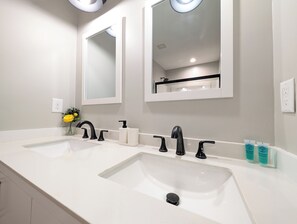 Doccia, asciugacapelli, asciugamani, sapone