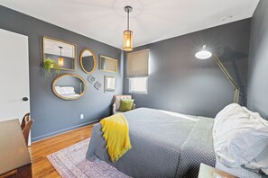 2 bedrooms, iron/ironing board, WiFi, bed sheets - Stay like a Local Nashville- Small 2 Bedroom Home (Nashville)