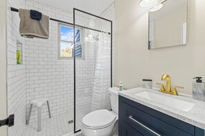 Dusche, Haartrockner, Handtücher, Seife