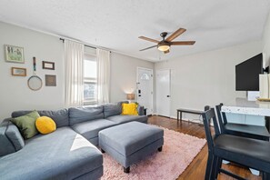 TV - Stay like a Local Nashville- Small 2 Bedroom Home (Nashville)