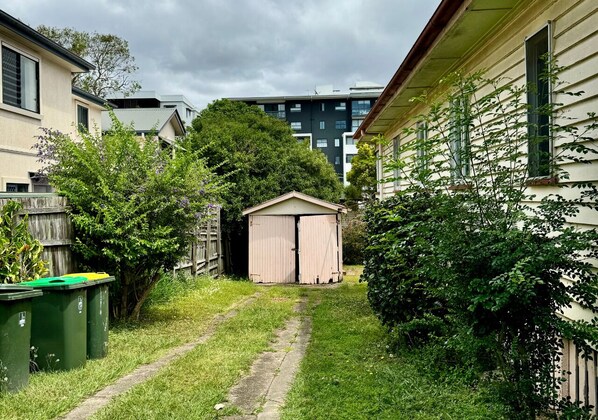 Property grounds - Affordable Chermside Home near Hospital & Westfield (Chermside)