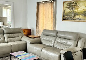 Living area - Affordable Chermside Home near Hospital & Westfield (Chermside)