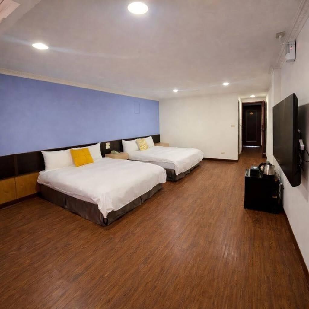 Cubrecamas, cortinas blackout, wifi gratis y ropa de cama 