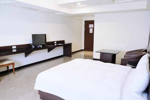 Standard Double Room | Desk, blackout drapes, free WiFi, bed sheets