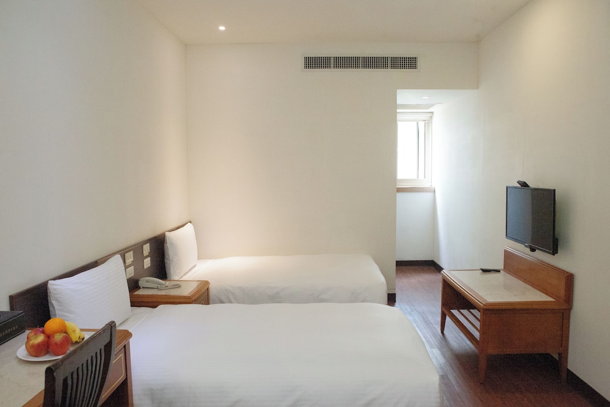 Copriletto in piuma, una scrivania, tende oscuranti, Wi-Fi gratuito