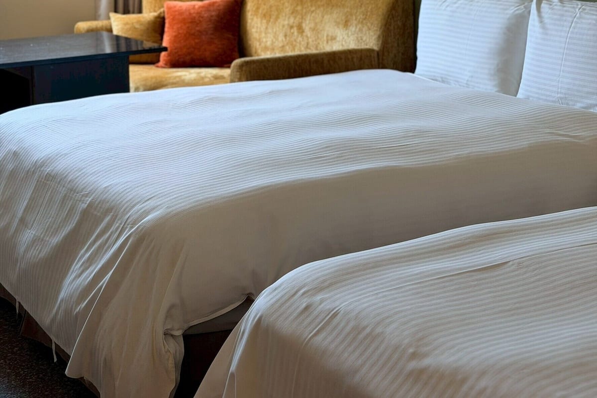 Quarto duplo luxo | Edredons de pluma, cortinas blackout, Wi-Fi de cortesia, roupa de cama