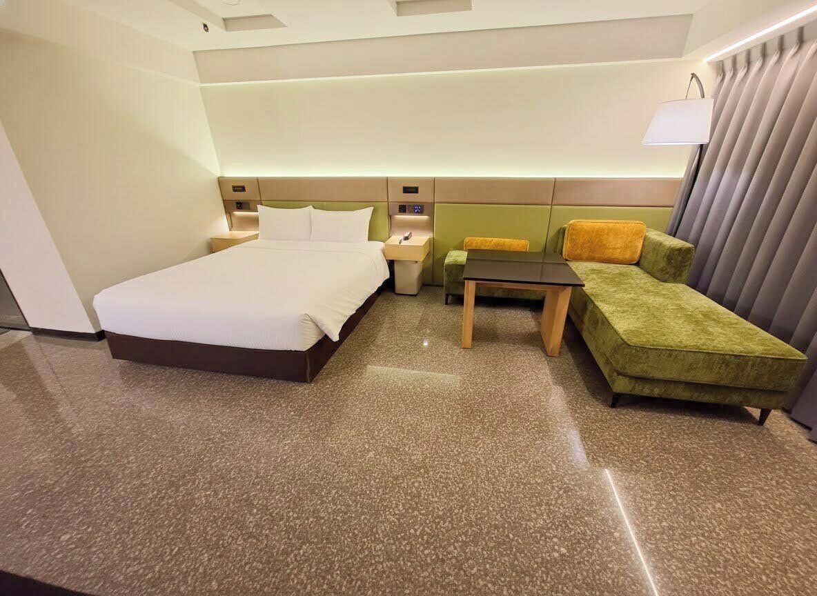 Cubrecamas, cortinas blackout, wifi gratis y ropa de cama 