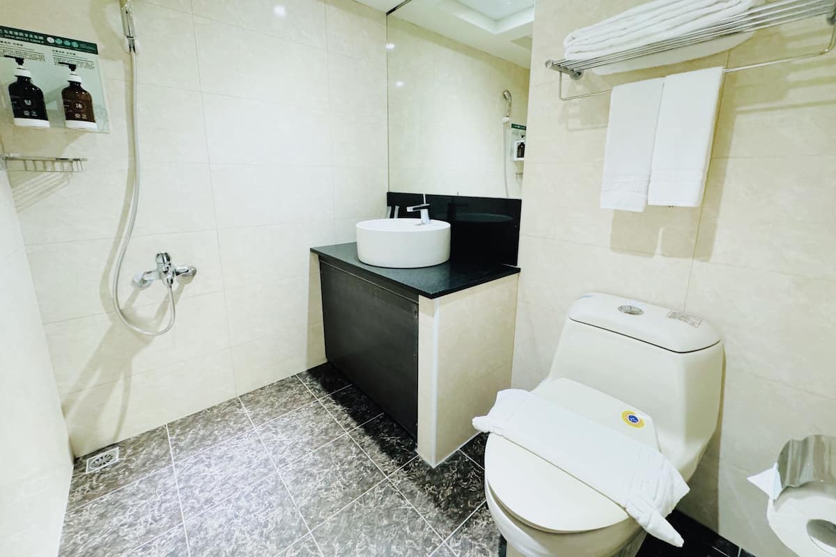 تجهيزات دش، دُش غزير، مجففات شعر، خف للقدمين