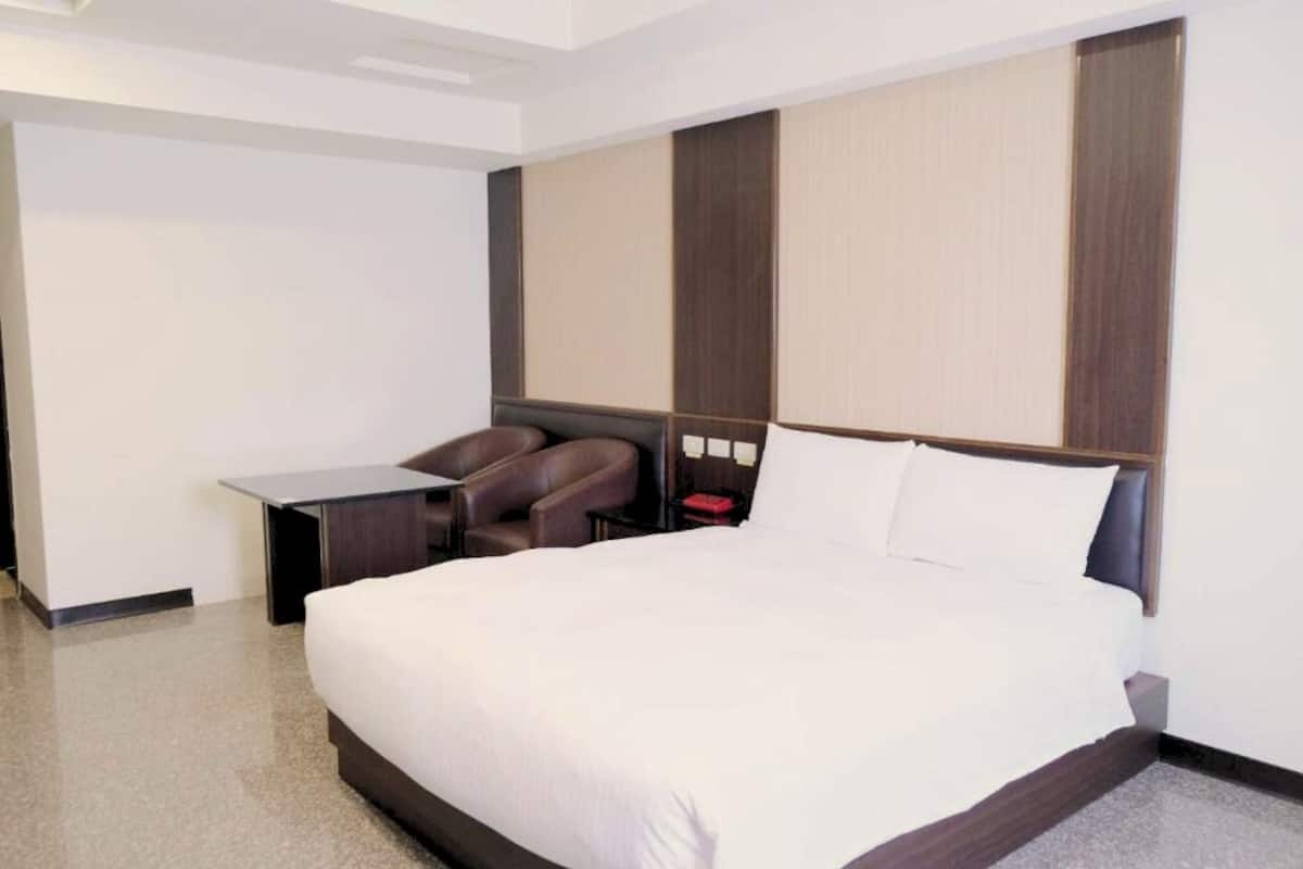 Copriletto in piuma, una scrivania, tende oscuranti, Wi-Fi gratuito