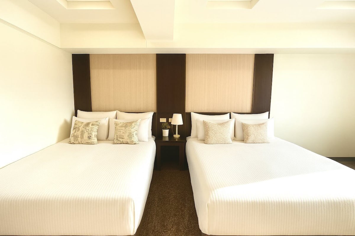 Copriletto in piuma, una scrivania, tende oscuranti, Wi-Fi gratuito