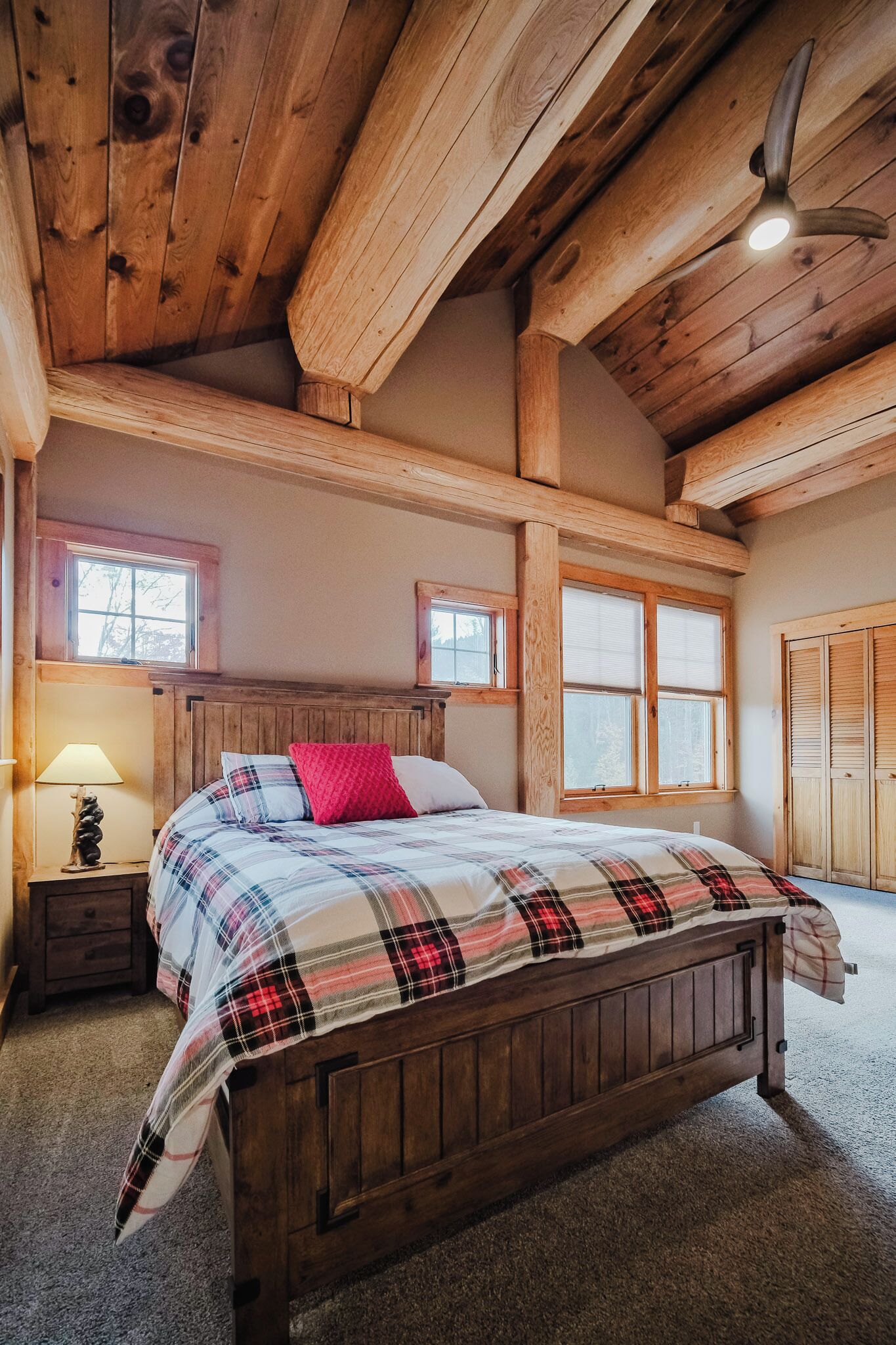 4 عدّة غرف نوم وواي فاي وملاءات أسرّة