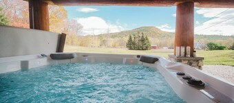 Beautiful Custom Log Home - 1 Mile to Sunday River, Walk to Matterhorn