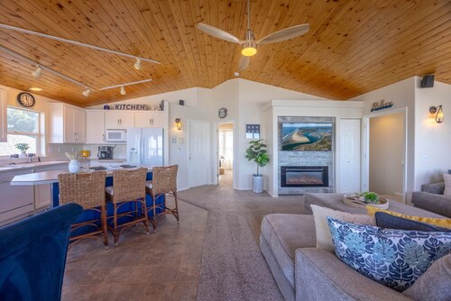 Ocean Oasis, Beach Access, Oceanfront, WiFi, Sleeps 9