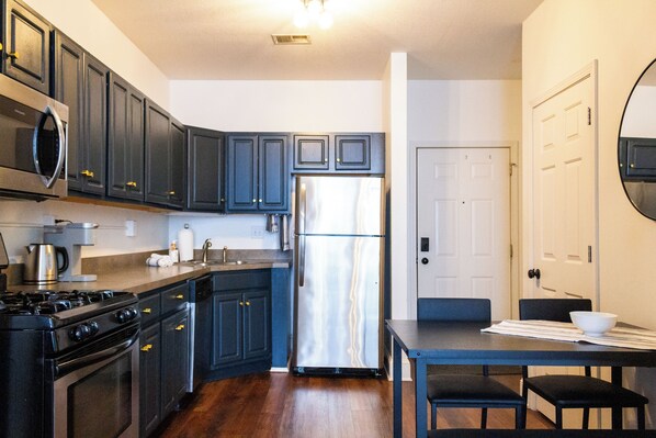 Microondas, horno, placa de cocina, lavavajillas