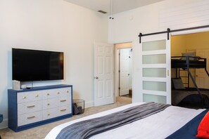 1 bedroom, iron/ironing board, WiFi, bed sheets - Downtown Lafayette Overlook - 5 min from Purdue (Lafayette)