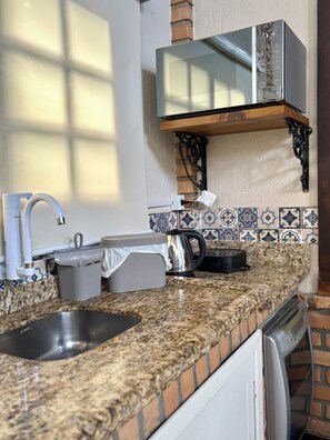 Jääkaappi, mikroaaltouuni, liesi, kahvin-/teenkeitin