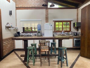 Réfrigérateur, four à micro-ondes, surface de cuisson, cafetière-théière