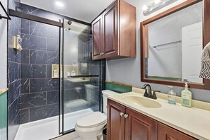 Shower, hair dryer, towels, soap - Walkable Oasis and Guest Suite w/ Pickleball Court (Austin)