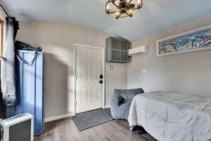 3 bedrooms, iron/ironing board, WiFi, bed sheets - Walkable Oasis and Guest Suite w/ Pickleball Court (Austin)