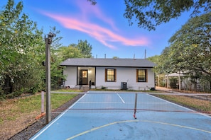 Sports court - Walkable Oasis and Guest Suite w/ Pickleball Court (Austin)