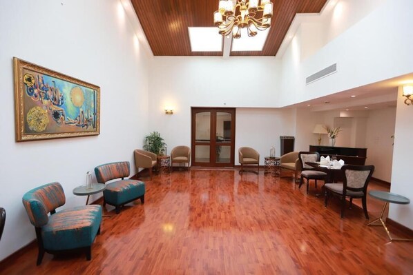 Lobby sitting area - Islamabad Regalia Hotel (Islamabad)