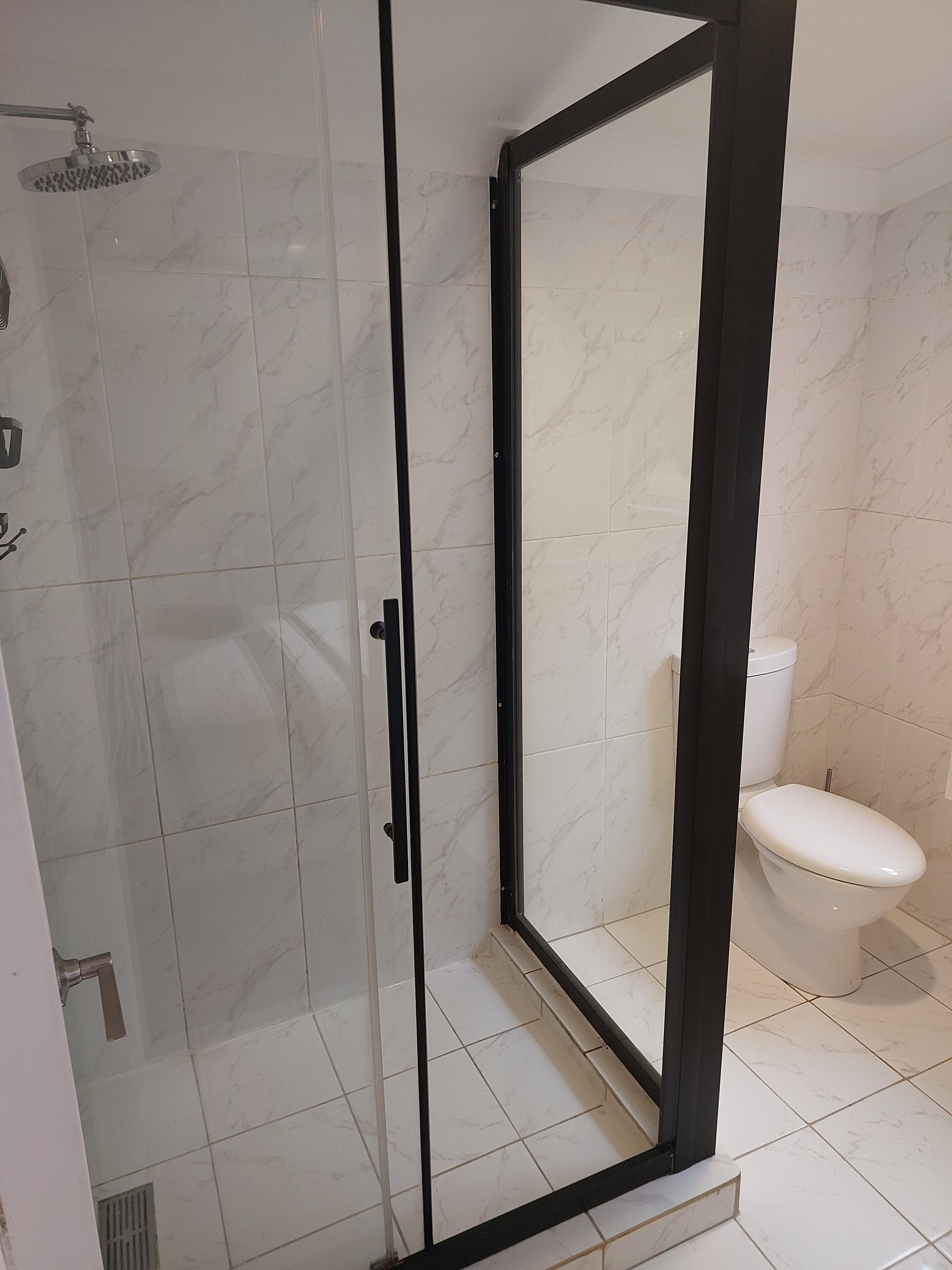 Dusche, Handtücher, Seife, Toilettenpapier
