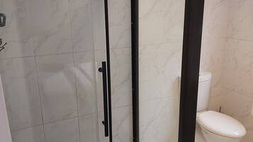 Dusche, Handtücher, Seife, Toilettenpapier