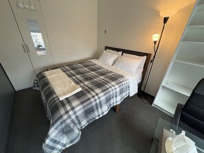 1 chambre, fer et planche à repasser, draps fournis