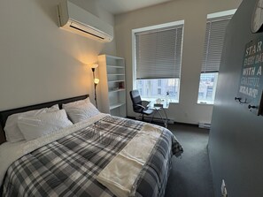 1 غرفة نوم ومكواة/لوح كي وملاءات أسرّة