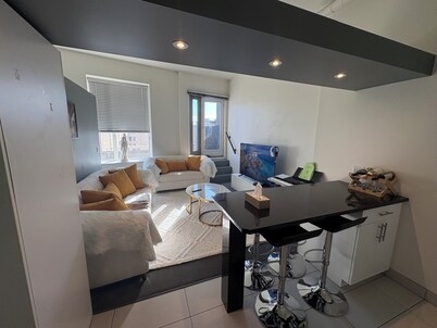 “Main Downtown Stay — Close to Everything!”