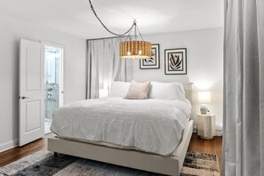 5 soverom, skrivebord, strykejern/-brett og reiseseng for barn