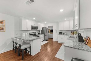 Kjøleskap, mikrobølgeovn, ovn og kokeplater