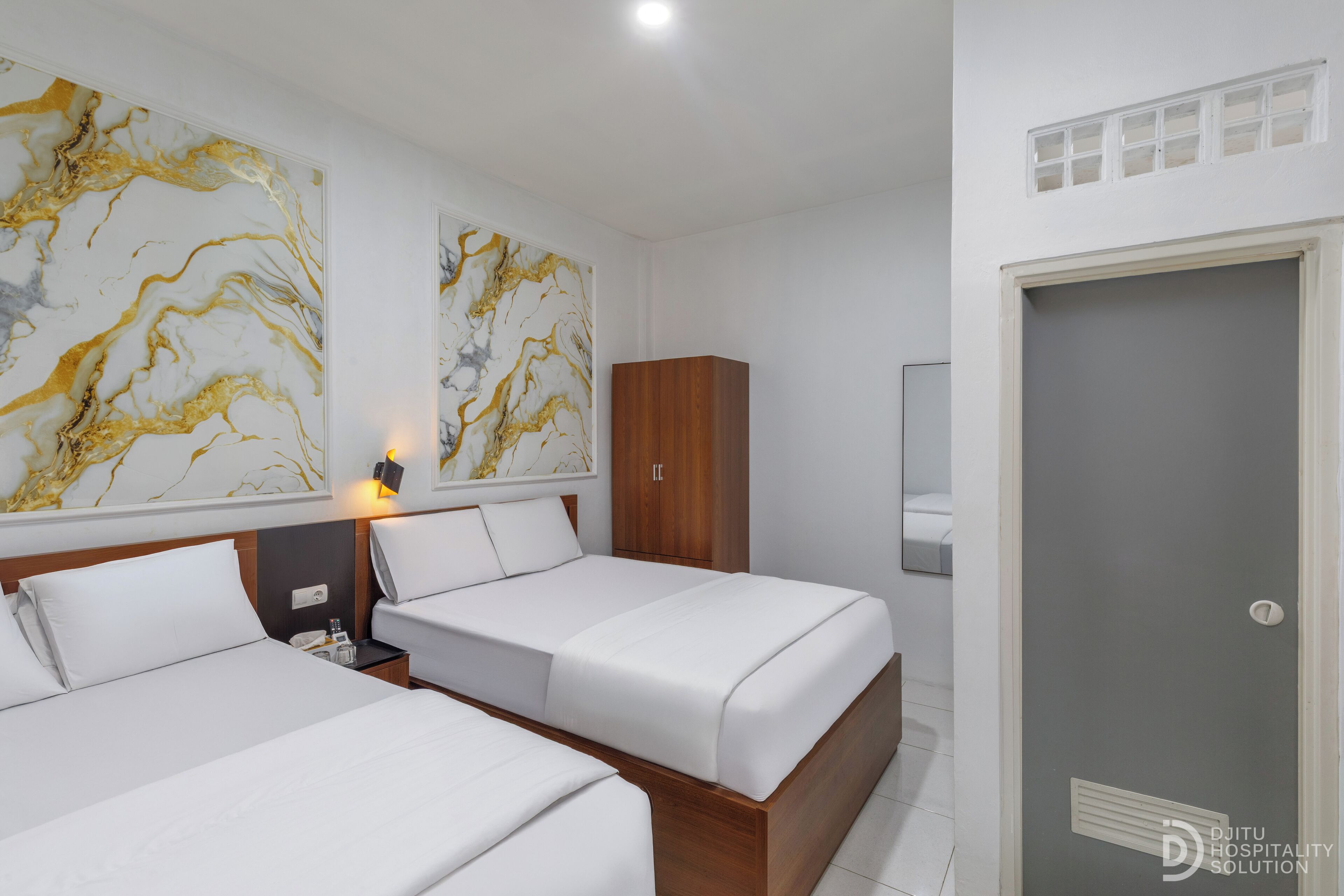 Escritorio, wifi gratis y ropa de cama 