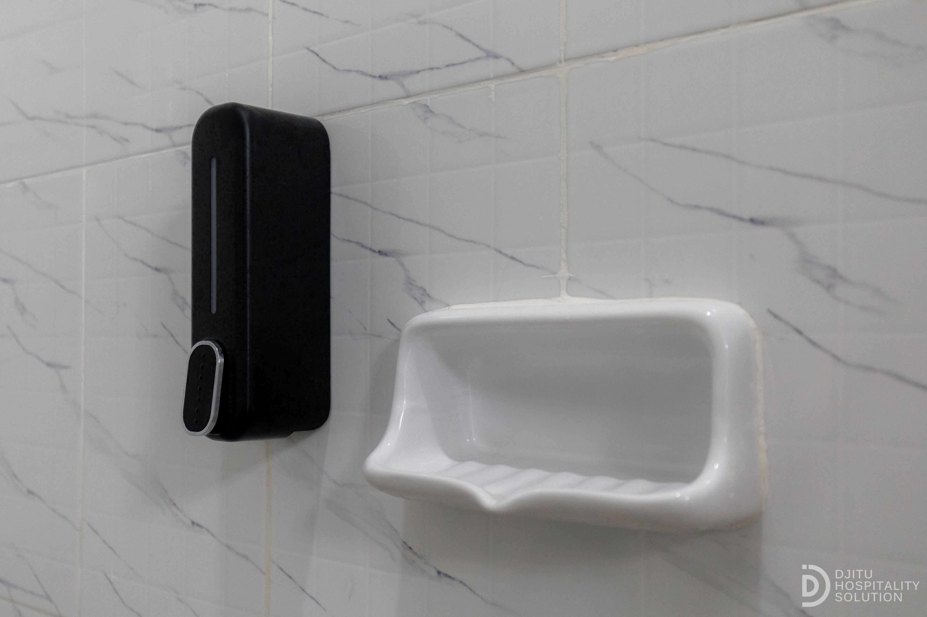 Regadera, batas, pantuflas, bidet 