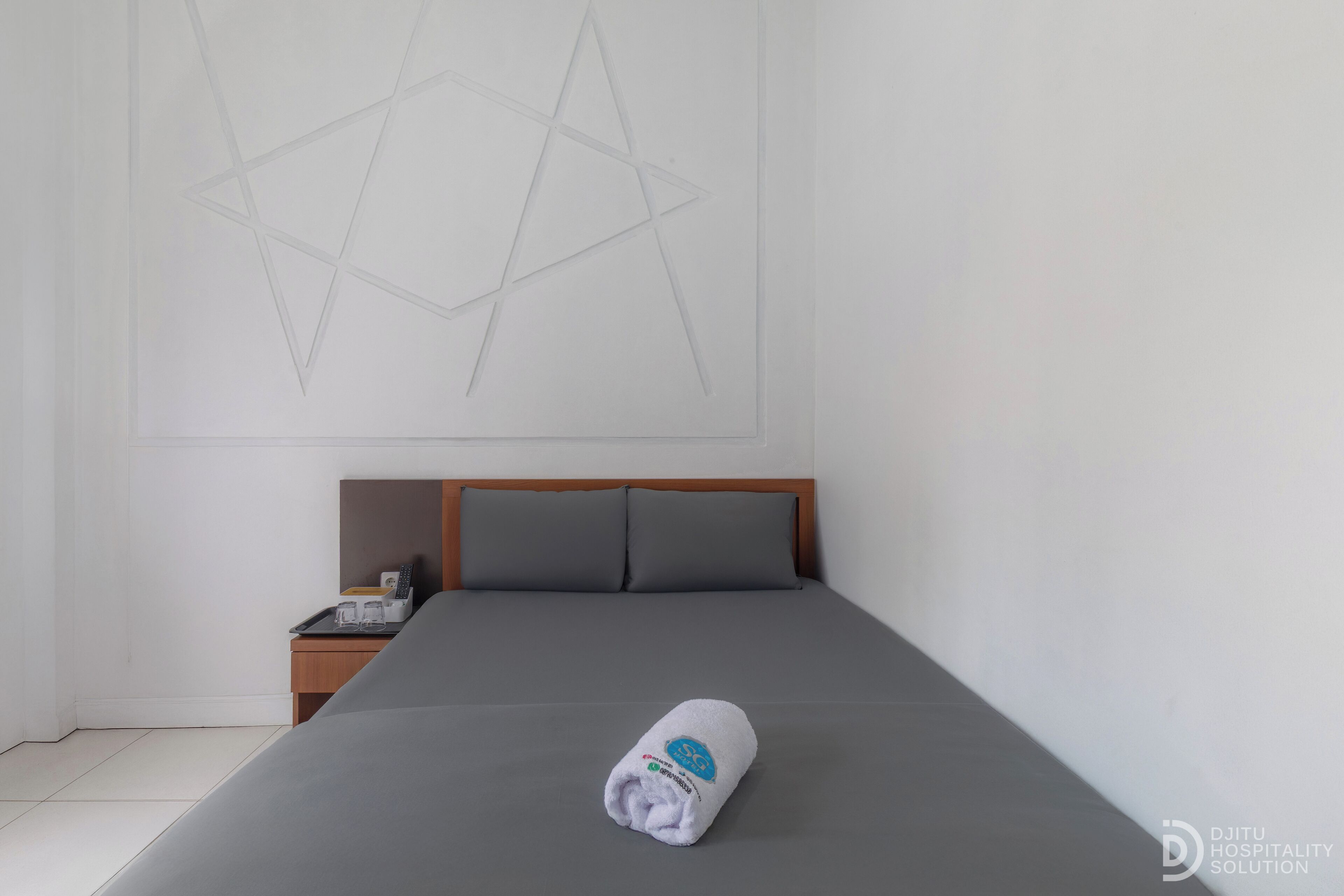 Escritorio, wifi gratis y ropa de cama 