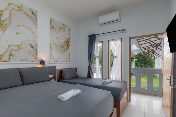 Deluxe Triple Room | Desk, WiFi (free), bed sheets