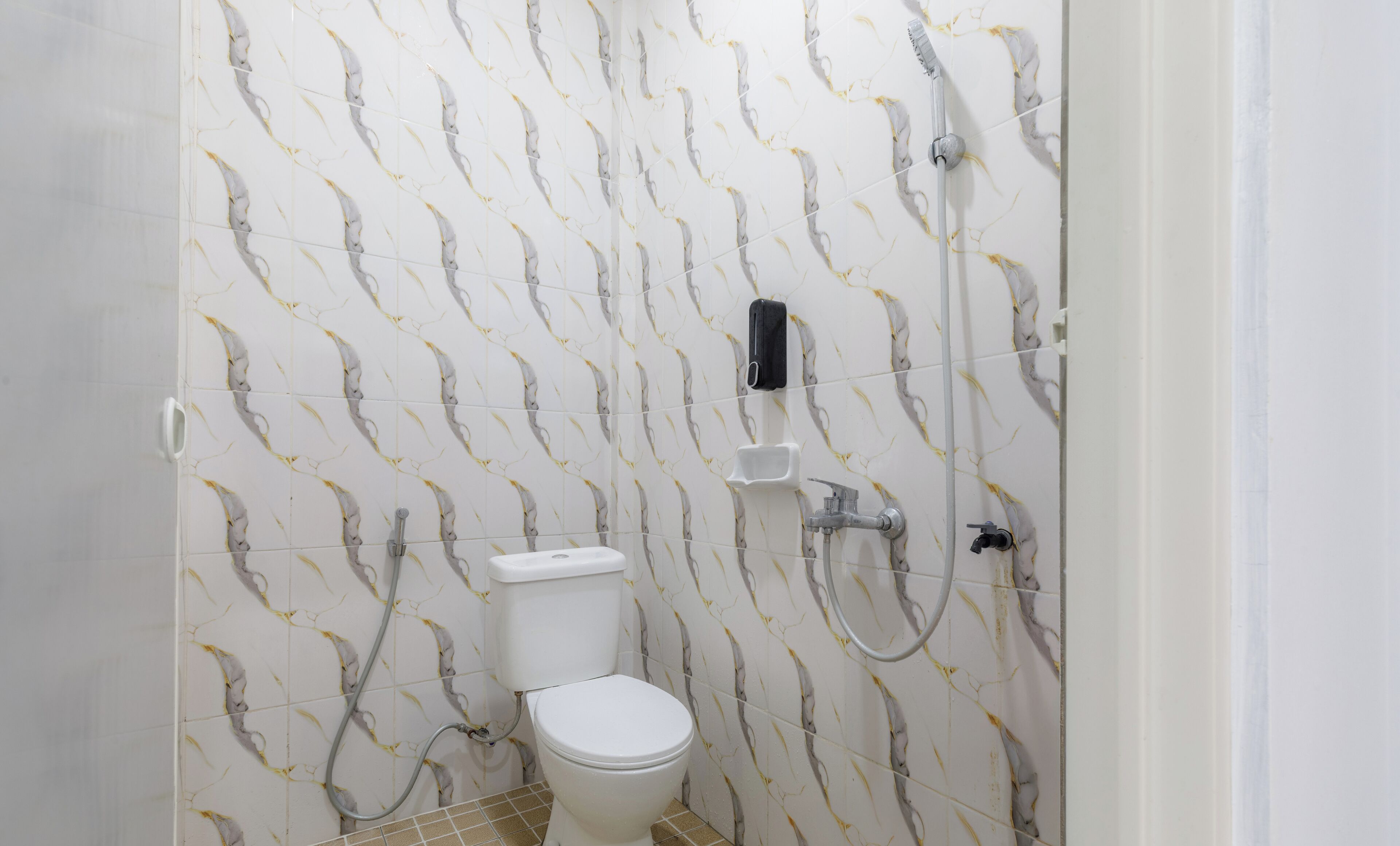 Shower, jubah mandi, sandal, dan kloset