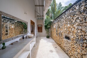 Villa Deluxe - 3 sovrum - utsikt mot poolen | Badrum | Dusch, gratis toalettartiklar, hårtork och handdukar