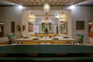 Villa Deluxe, 3 habitaciones, vista a la alberca | Cocina privada | Refrigerador, microondas, parrilla de estufa y tetera eléctrica