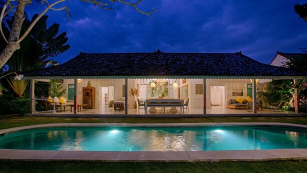 A house with a swimming pool, a covered patio, and a dining area. - Villa Zen Bingin (Pecatu)
