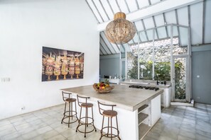 Deluxe-villa - 3 soveværelser - udsigt til pool | Privat køkken | Køleskab, mikrobølgeovn, kogeplade, elkedel