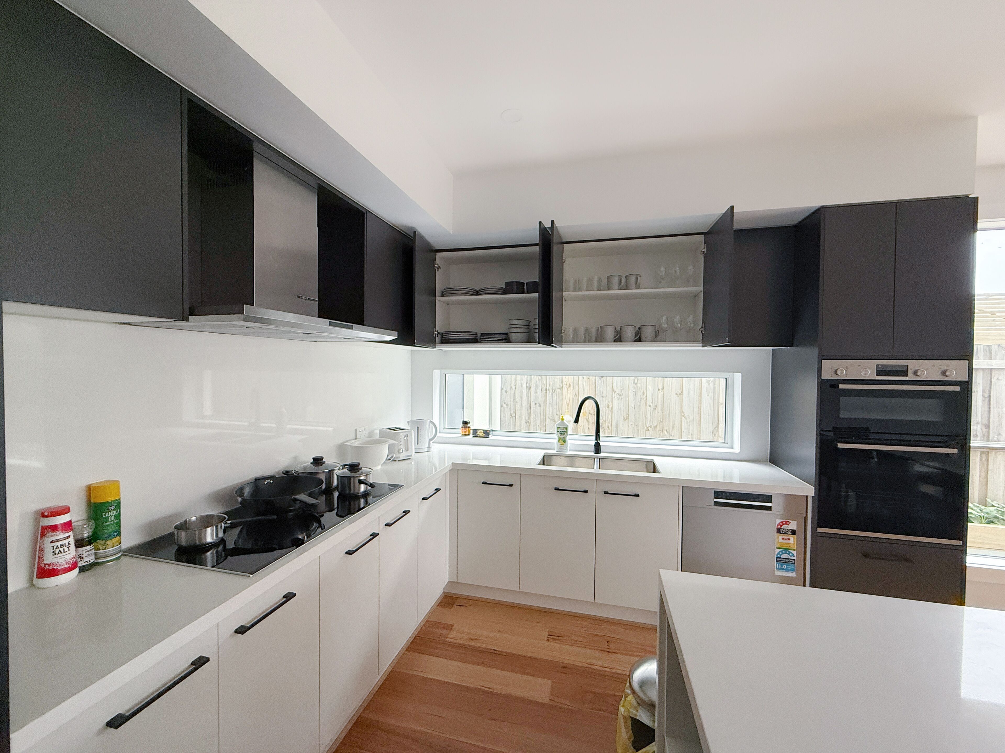 Kjøleskap, mikrobølgeovn, ovn og kokeplater