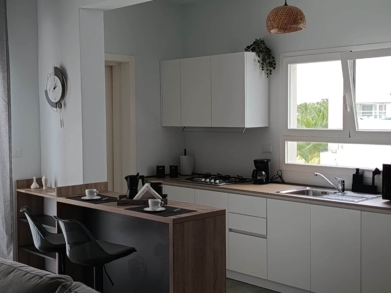 Refrigerador, microondas, placa de cocina